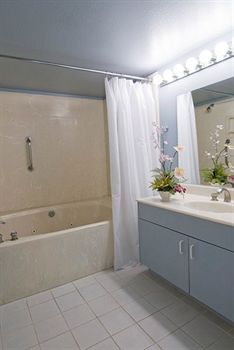 Riviera Beach & Spa Capistrano Beach Bathroom
